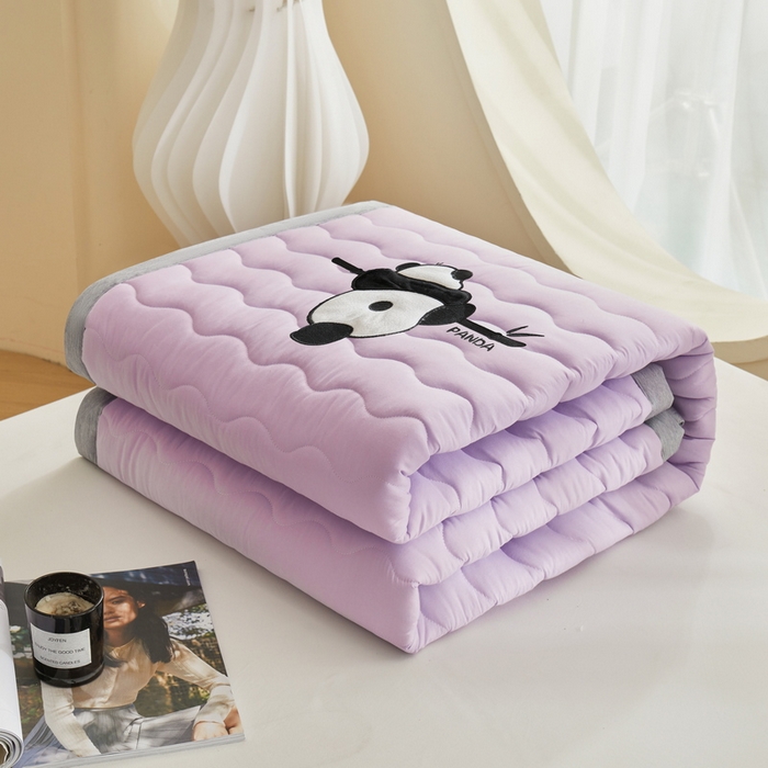 91家纺网 家纺一手货源 找家纺 LIFE.丽芙 2024新款素色刺绣宽包边大豆夹棉软床垫-四季款-panda系列 panda-优雅紫