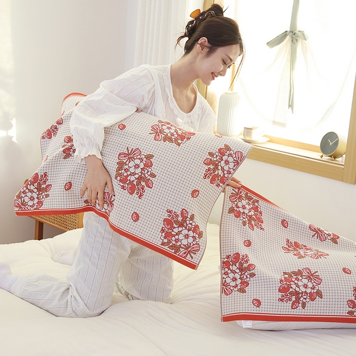 91家纺网 家纺一手货源 找家纺 朴尔毛巾被2024年新品全棉细纱编织纹AB版透气枕巾 格子草莓52*78cm