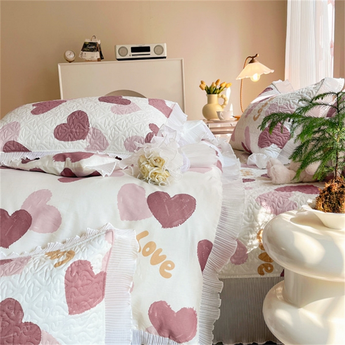 91家纺网 家纺一手货源 找家纺 添越 2024小清新韩版蕾丝花边纯棉夹棉床盖三件套全棉-怦然心动-粉