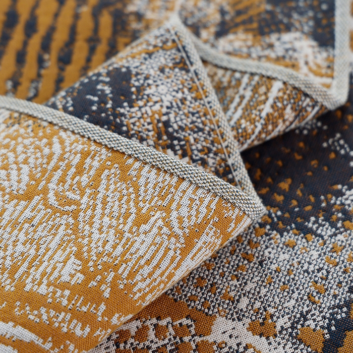 91家纺网 家纺一手货源 找家纺 朴尔毛巾被2024年新品全棉细纱编织纹AB版透气枕巾 抽象秋意52*78cm