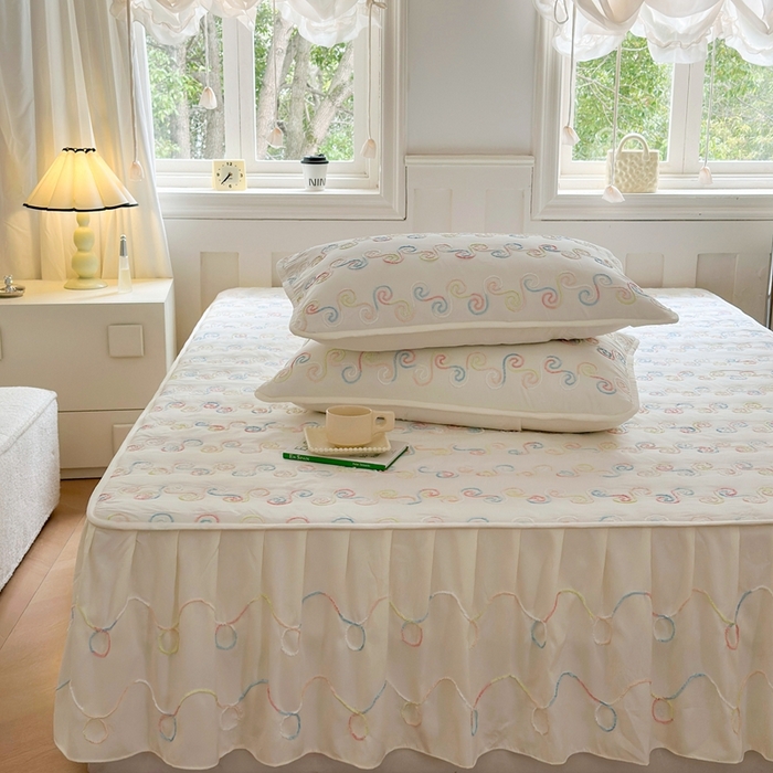 91家纺网 家纺一手货源 找家纺 尊康家纺（原磊科） 2024新款亲肤奶昔棉夹棉床裙-洛可可 洛可可-奶白