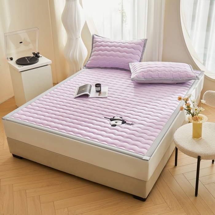 91家纺网 家纺一手货源 找家纺 LIFE.丽芙 2024新款素色刺绣宽包边大豆夹棉软床垫-四季款-panda系列 panda-优雅紫