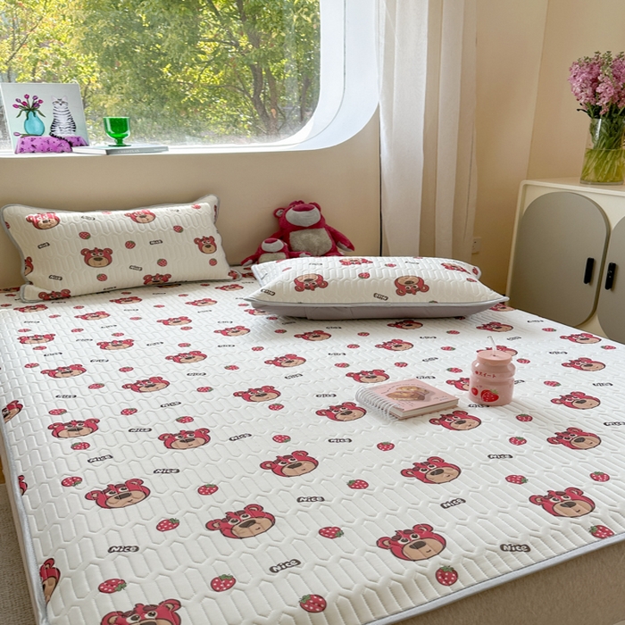 91家纺网 家纺一手货源 找家纺 慕尚家纺 2025新款凉感丝印花乳胶凉席 草莓小熊