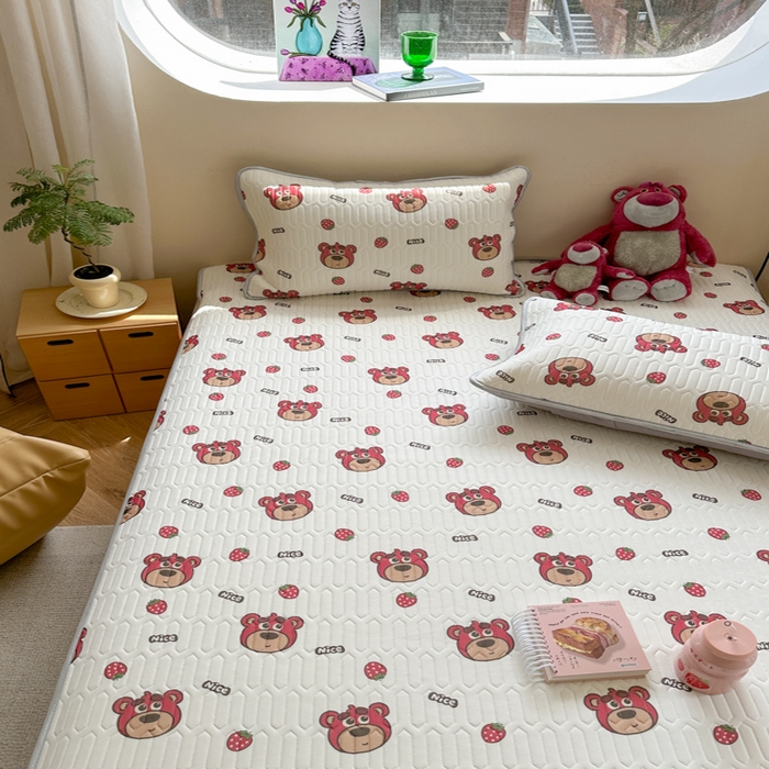 91家纺网 家纺一手货源 找家纺 慕尚家纺 2025新款凉感丝印花乳胶凉席 草莓小熊