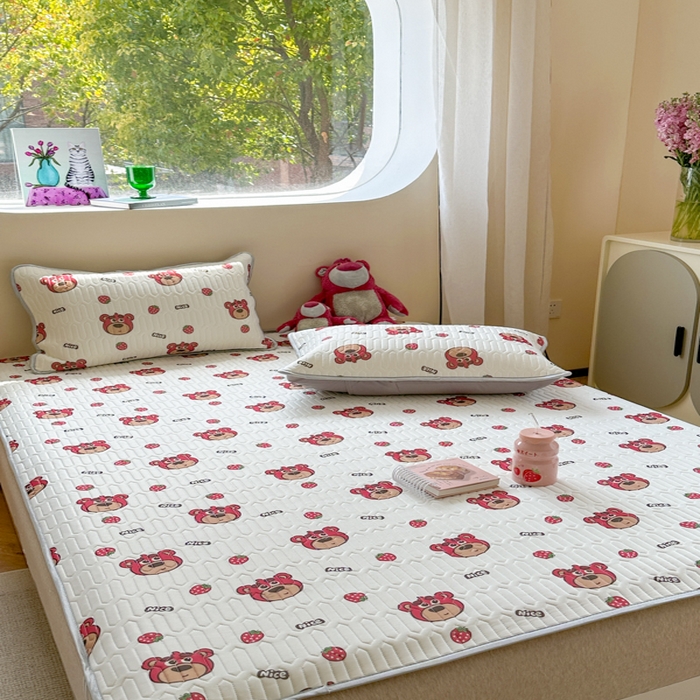 91家纺网 家纺一手货源 找家纺 慕尚家纺 2025新款凉感丝印花乳胶凉席 草莓小熊