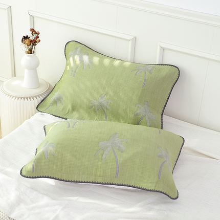 91家纺网 家纺一手货源 找家纺 朴尔毛巾被2024年新品柔绵绵风贝壳针复合工艺六层纱布枕巾 海岛椰林-绿枕巾52*78cm