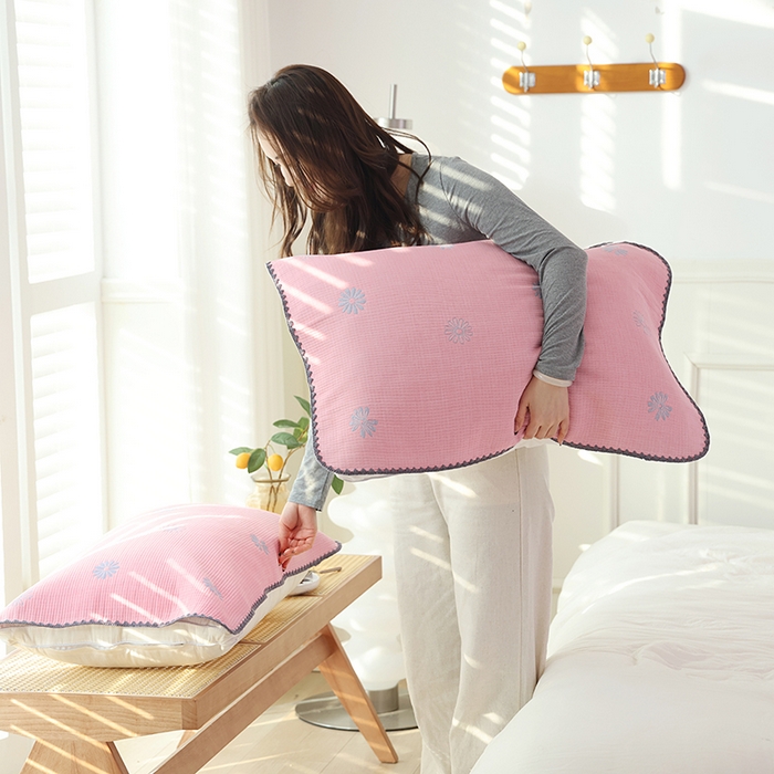 91家纺网 家纺一手货源 找家纺 朴尔毛巾被2024年新品柔绵绵风贝壳针复合工艺六层纱布枕巾 风中雏菊-粉枕巾52*78cm