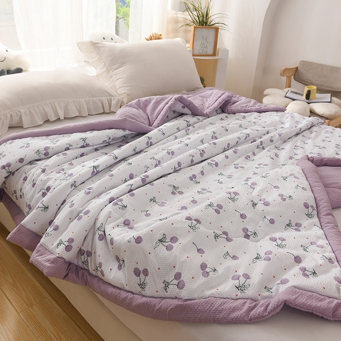 91家纺网 家纺一手货源 找家纺 伊婷人家纺 2024新款泡泡棉印花透气爽肤被 樱桃紫