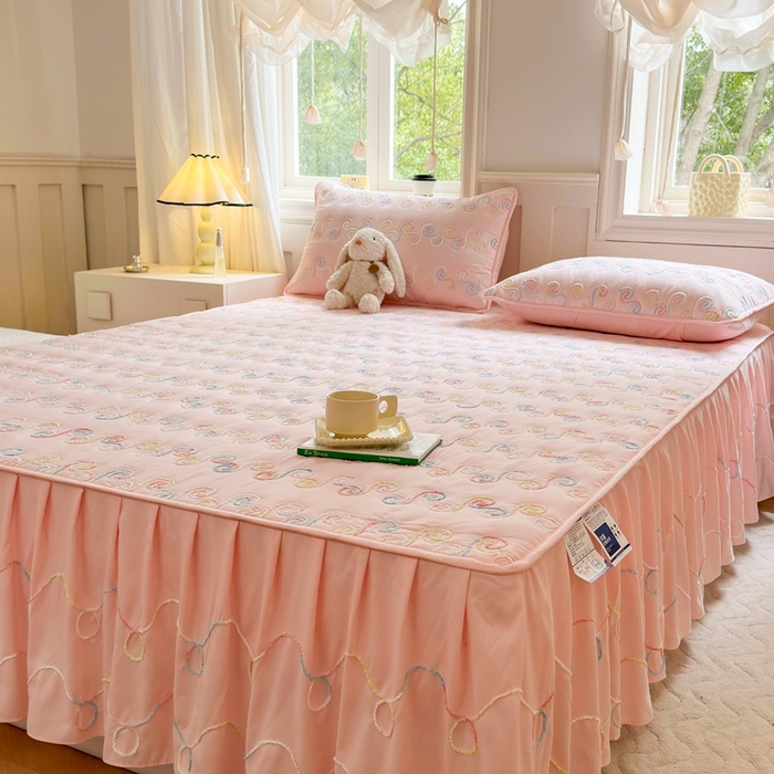 91家纺网 家纺一手货源 找家纺 尊康家纺（原磊科） 2024新款亲肤奶昔棉夹棉床裙-洛可可 洛可可-黛粉