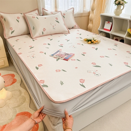 91家纺网 家纺一手货源 找家纺 懒猫家纺 2024新款600D数码印花冰藤凉席-床笠款 花田小兔-床笠款