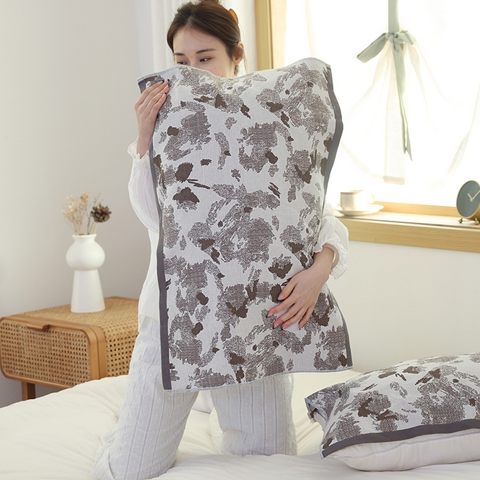 91家纺网 家纺一手货源 找家纺 朴尔毛巾被2024年新品全棉细纱编织纹AB版透气枕巾 写意江南-咖52*78cm