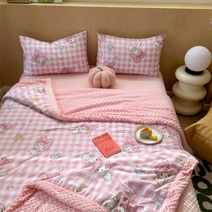 91家纺网 家纺一手货源 找家纺 大彩 2024新款全棉豆豆绒大豆夏凉被 粉格美乐蒂