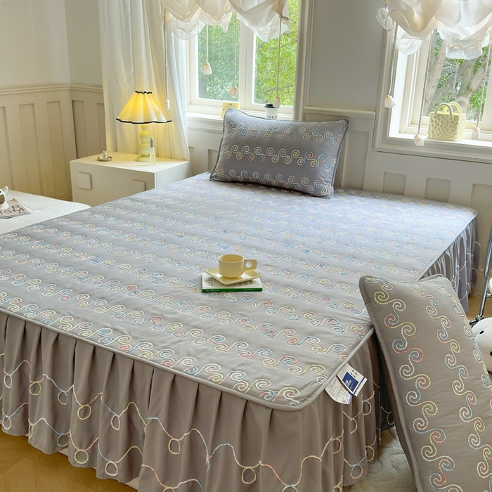 91家纺网 家纺一手货源 找家纺 尊康家纺（原磊科） 2024新款亲肤奶昔棉夹棉床裙-洛可可 洛可可-月光灰