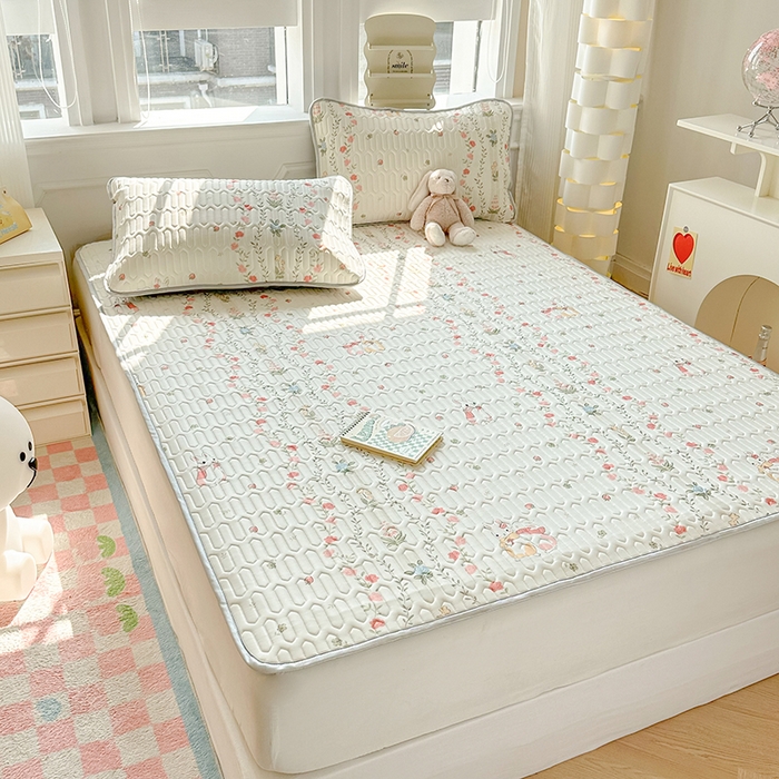 91家纺网 家纺一手货源 找家纺 慕尚家纺 2025新款凉感丝印花乳胶凉席 草莓小兔