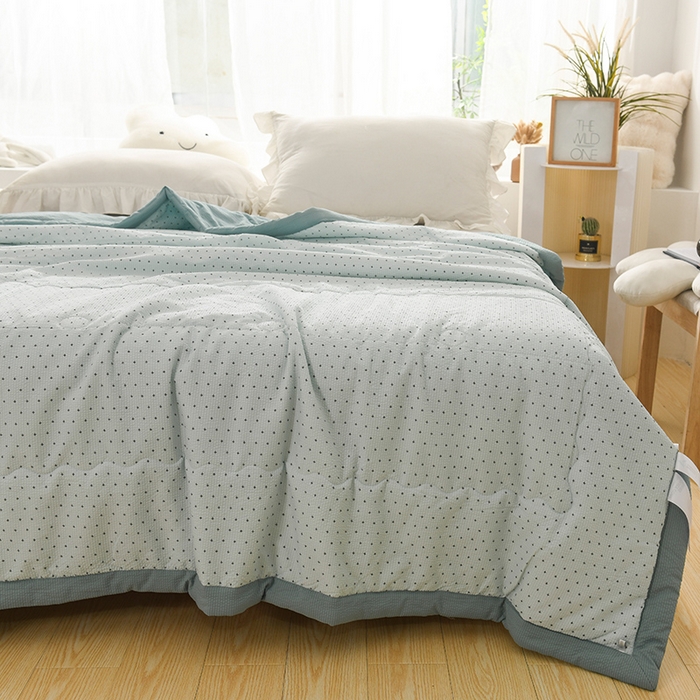 91家纺网 家纺一手货源 找家纺 伊婷人家纺 2024新款泡泡棉印花透气爽肤被 简约蓝