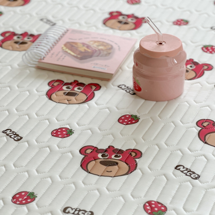 91家纺网 家纺一手货源 找家纺 慕尚家纺 2025新款凉感丝印花乳胶凉席 草莓小熊