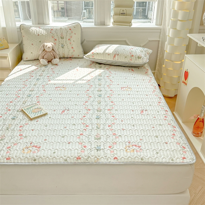 91家纺网 家纺一手货源 找家纺 慕尚家纺 2025新款凉感丝印花乳胶凉席 草莓小兔