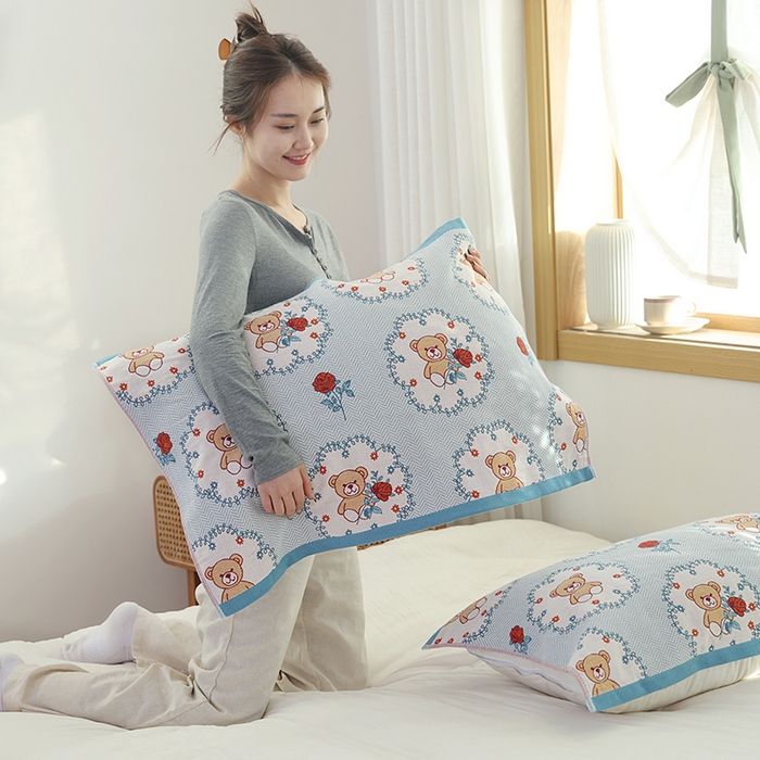 91家纺网 家纺一手货源 找家纺 朴尔毛巾被2024年新品全棉细纱编织纹AB版透气枕巾 玫瑰熊熊52*78cm