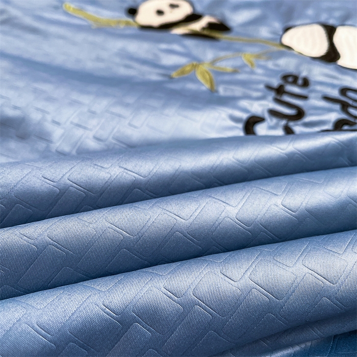 91家纺网 家纺一手货源 找家纺 古吉梦 2024新款水洗真丝提花夏被-熊猫 宾利蓝+奶茶