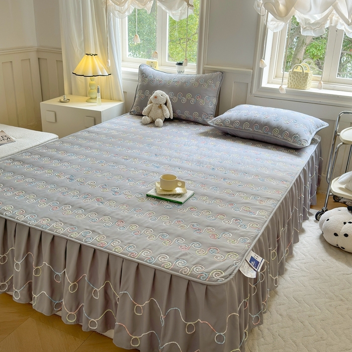 91家纺网 家纺一手货源 找家纺 尊康家纺（原磊科） 2024新款亲肤奶昔棉夹棉床裙-洛可可 洛可可-月光灰