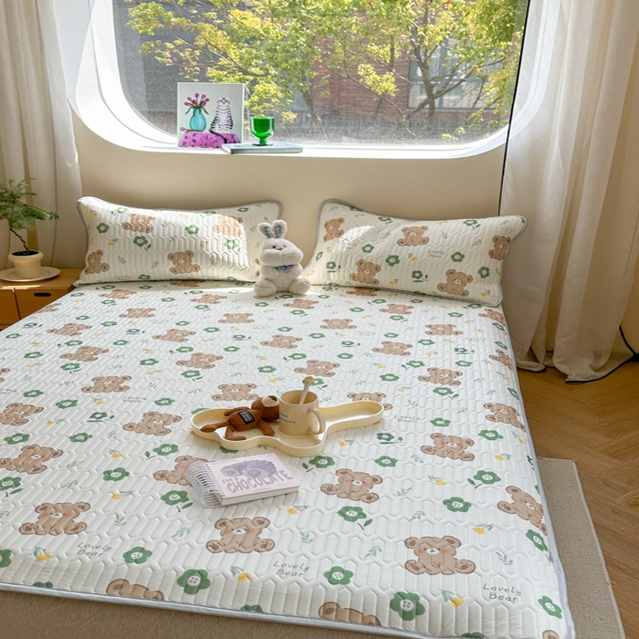 91家纺网 家纺一手货源 找家纺 慕尚家纺 2025新款凉感丝印花乳胶凉席 绿意小熊