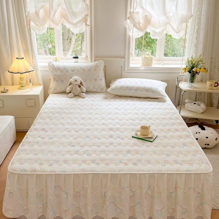 91家纺网 家纺一手货源 找家纺 尊康家纺（原磊科） 2024新款亲肤奶昔棉夹棉床裙-洛可可 洛可可-奶白