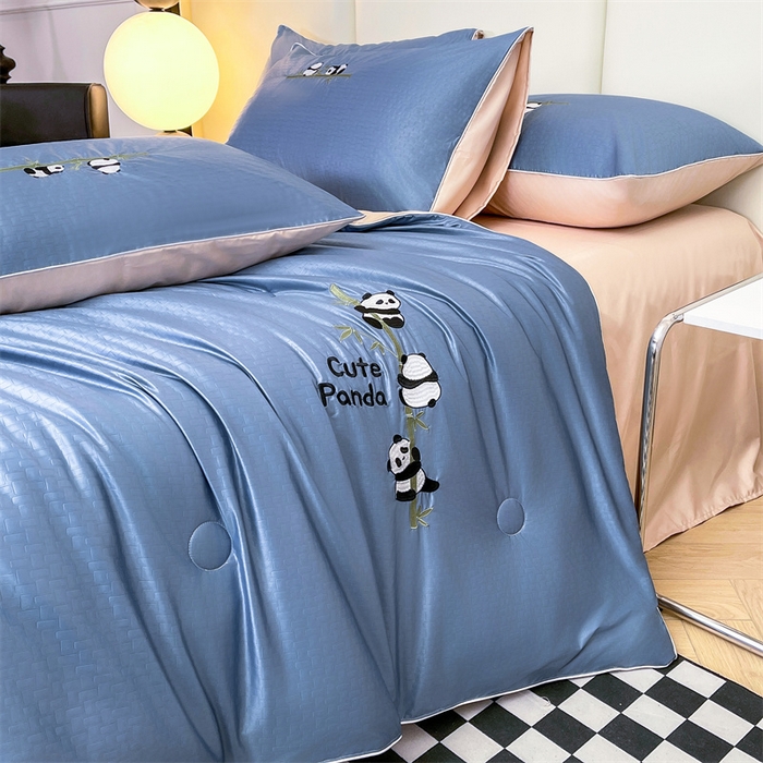 91家纺网 家纺一手货源 找家纺 古吉梦 2024新款水洗真丝提花夏被-熊猫 宾利蓝+奶茶