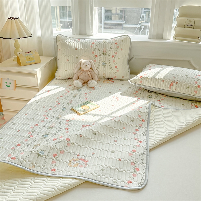 91家纺网 家纺一手货源 找家纺 慕尚家纺 2025新款凉感丝印花乳胶凉席 草莓小兔