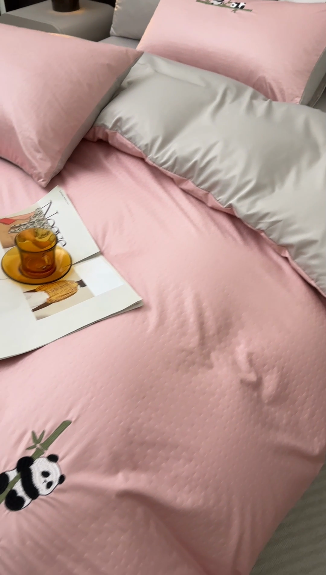 91家纺网 家纺一手货源 找家纺 古吉梦 2024新款水洗真丝提花四件套--熊猫 浅豆沙+山灰