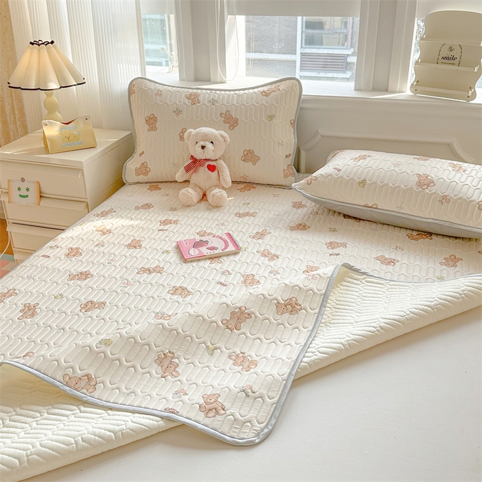 91家纺网 家纺一手货源 找家纺 慕尚家纺 2025新款凉感丝印花乳胶凉席 宝贝小熊