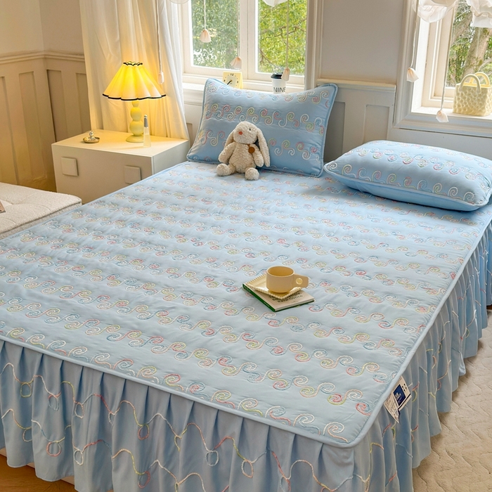 91家纺网 家纺一手货源 找家纺 尊康家纺（原磊科） 2024新款亲肤奶昔棉夹棉床裙-洛可可 洛可可-天空蓝