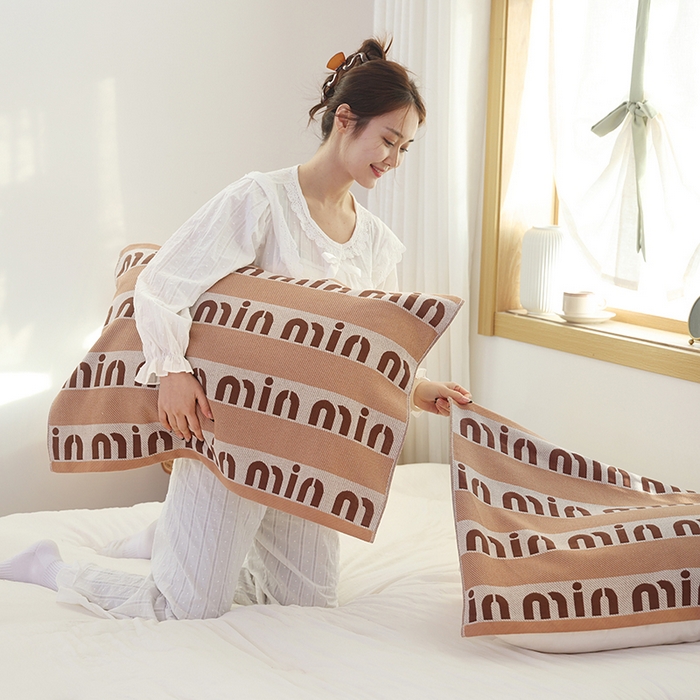 91家纺网 家纺一手货源 找家纺 朴尔毛巾被2024年新品全棉细纱编织纹AB版透气枕巾 字母世界52*78cm