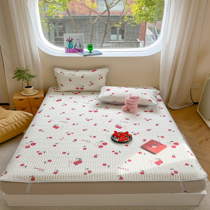 91家纺网 家纺一手货源 找家纺 慕尚家纺 2025新款凉感丝印花乳胶凉席 樱桃小兔