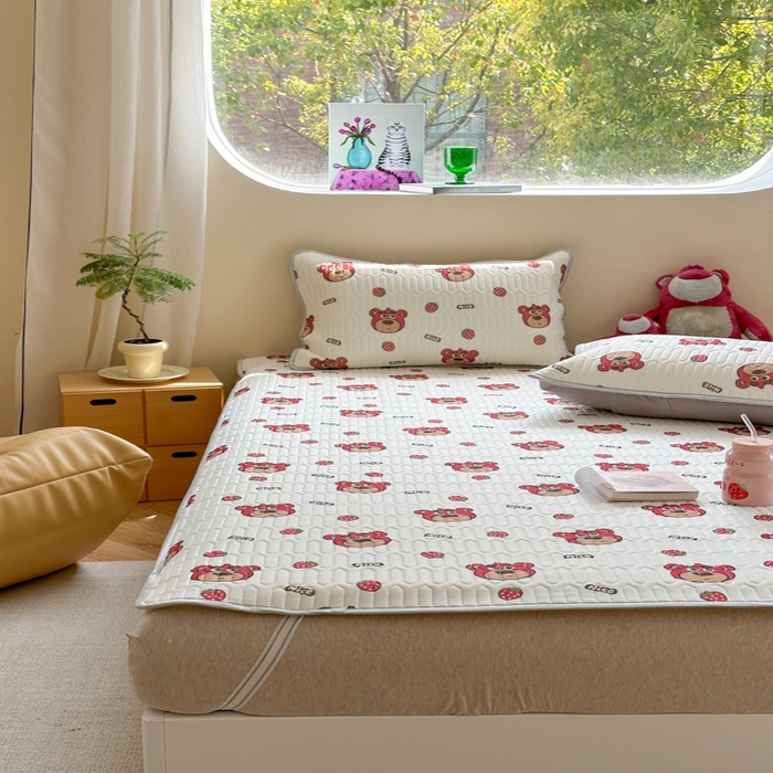 91家纺网 家纺一手货源 找家纺 慕尚家纺 2025新款凉感丝印花乳胶凉席 草莓小熊