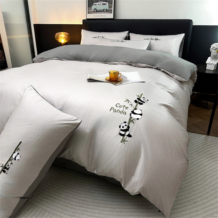 91家纺网 家纺一手货源 找家纺 古吉梦 2024新款水洗真丝提花四件套--熊猫 山灰+中灰