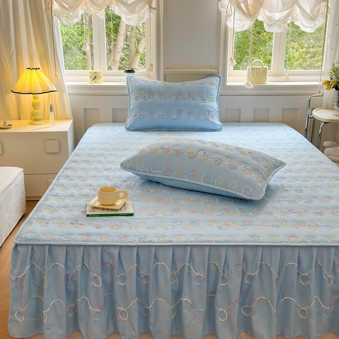 91家纺网 家纺一手货源 找家纺 尊康家纺（原磊科） 2024新款亲肤奶昔棉夹棉床裙-洛可可 洛可可-天空蓝