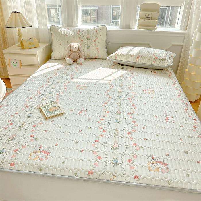 91家纺网 家纺一手货源 找家纺 慕尚家纺 2025新款凉感丝印花乳胶凉席 草莓小兔