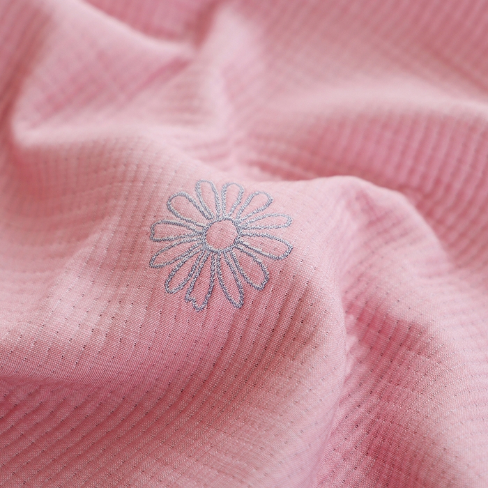 91家纺网 家纺一手货源 找家纺 朴尔毛巾被2024年新品柔绵绵风贝壳针复合工艺六层纱布枕巾 风中雏菊-粉枕巾52*78cm