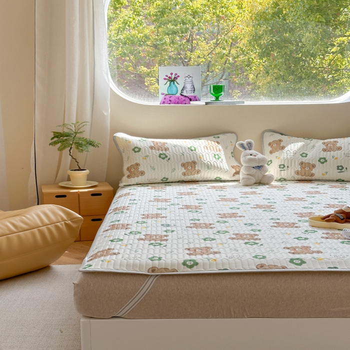 91家纺网 家纺一手货源 找家纺 慕尚家纺 2025新款凉感丝印花乳胶凉席 绿意小熊