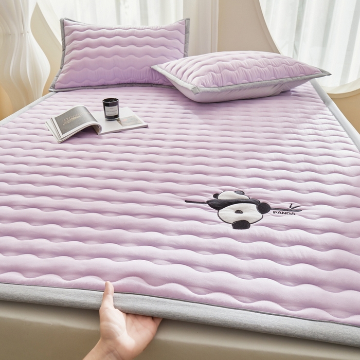 91家纺网 家纺一手货源 找家纺 LIFE.丽芙 2024新款素色刺绣宽包边大豆夹棉软床垫-四季款-panda系列 panda-优雅紫