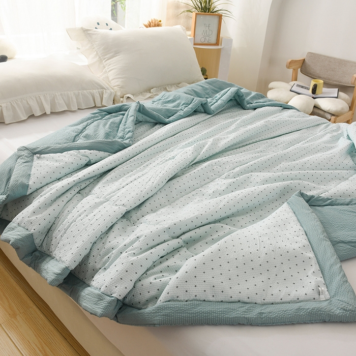 91家纺网 家纺一手货源 找家纺 伊婷人家纺 2024新款泡泡棉印花透气爽肤被 简约蓝