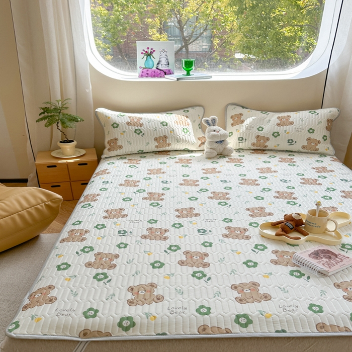 91家纺网 家纺一手货源 找家纺 慕尚家纺 2025新款凉感丝印花乳胶凉席 绿意小熊