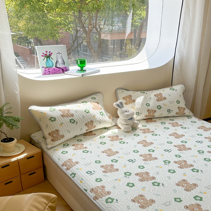 91家纺网 家纺一手货源 找家纺 慕尚家纺 2025新款凉感丝印花乳胶凉席 绿意小熊