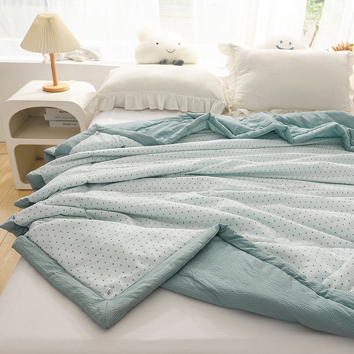 91家纺网 家纺一手货源 找家纺 伊婷人家纺 2024新款泡泡棉印花透气爽肤被 简约蓝