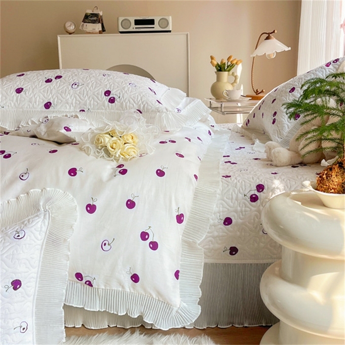 91家纺网 家纺一手货源 找家纺 添越 2024小清新韩版蕾丝花边纯棉夹棉床盖三件套全棉-紫色小樱桃