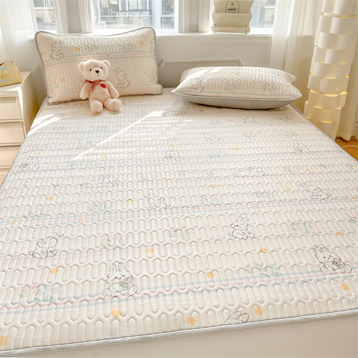 91家纺网 家纺一手货源 找家纺 慕尚家纺 2025新款凉感丝印花乳胶凉席 粉黛小兔