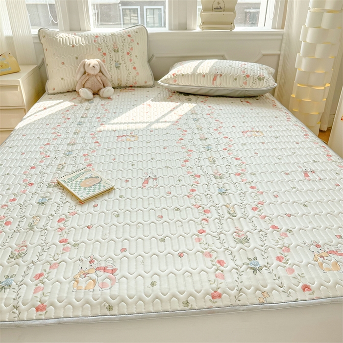 91家纺网 家纺一手货源 找家纺 慕尚家纺 2025新款凉感丝印花乳胶凉席 草莓小兔