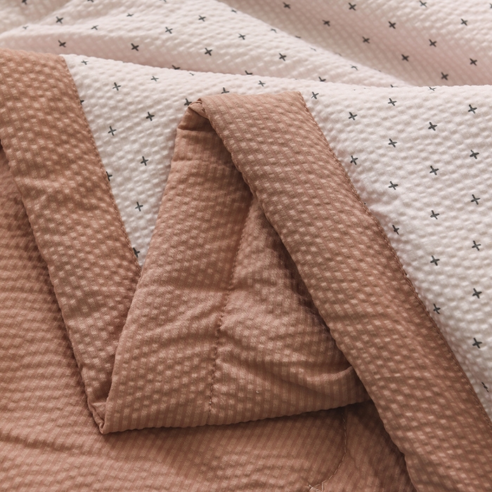 91家纺网 家纺一手货源 找家纺 伊婷人家纺 2024新款泡泡棉印花透气爽肤被 简约玉色