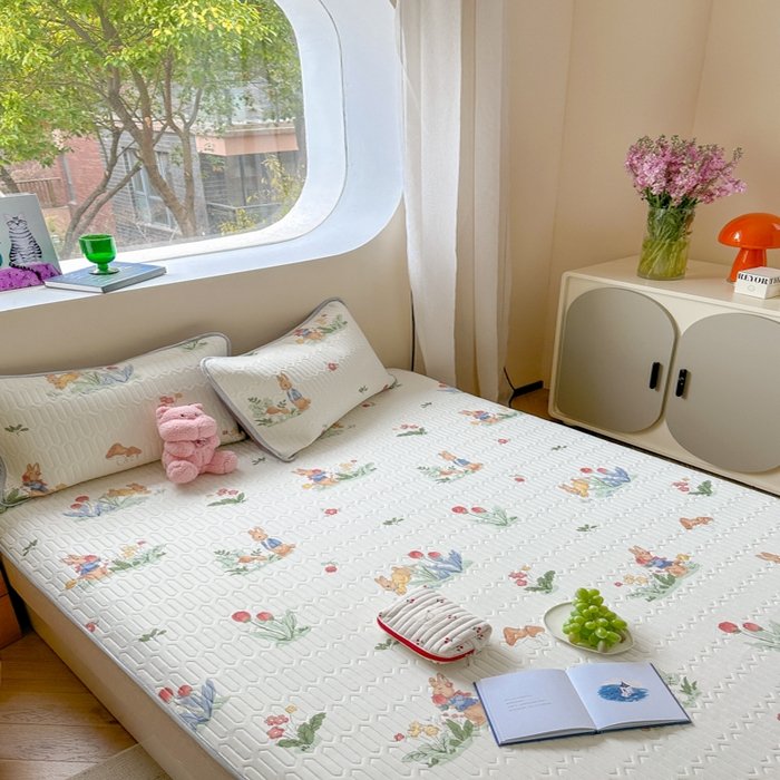 91家纺网 家纺一手货源 找家纺 慕尚家纺 2025新款凉感丝印花乳胶凉席 花丛小兔