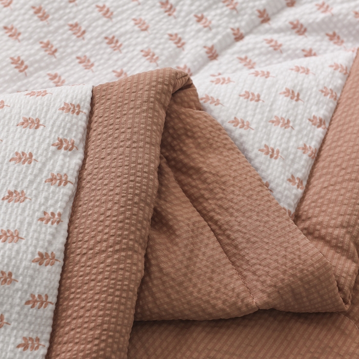 91家纺网 家纺一手货源 找家纺 伊婷人家纺 2024新款泡泡棉印花透气爽肤被 大麦玉色